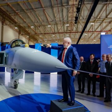 Brasil apresenta 1º caça supersônico produzido no país e entra em grupo seleto; veja vídeo
