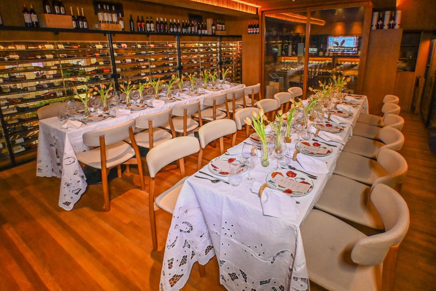 Produção da mesa com assinatura de Tania Bulhões