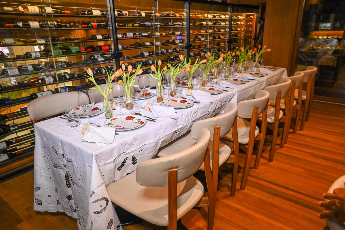 Produção da mesa com assinatura de Tania Bulhões