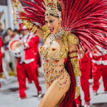 Juliana Paes anuncia saída do posto de Rainha de Bateria da Viradouro