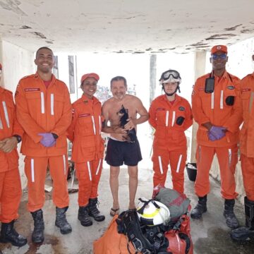 Após dois dias preso em ribanceira, cachorro cego é resgatado por bombeiros em Salvador