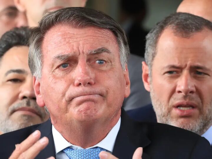 Preso, Jair Bolsonaro é levado ao hospital após calafrios e vômitos, segundo Flávio