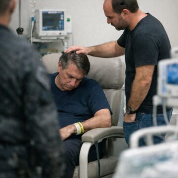 Carlos Bolsonaro expõe bastidores de visita ao pai em unidade semi-intensiva: “saio do hospital destruído”
