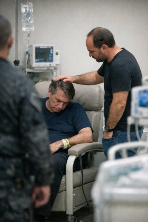 Carlos Bolsonaro expõe bastidores de visita ao pai em unidade semi-intensiva: “saio do hospital destruído”
