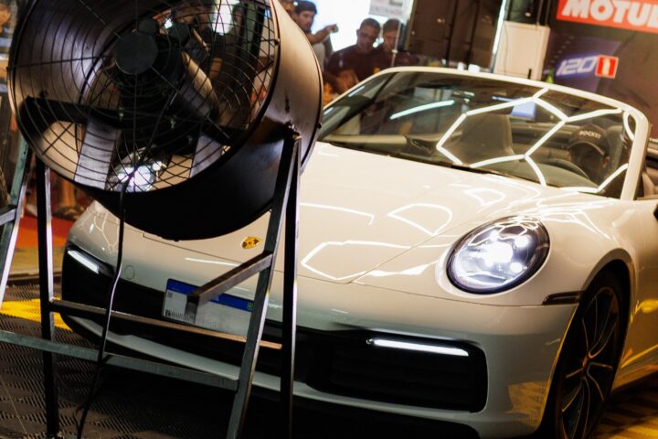 Dinamômetro inédito em shopping vira atração para fãs de carros em Salvador