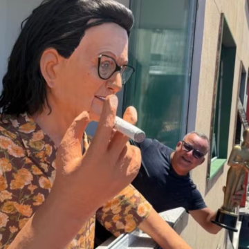 Atriz de ‘O Agente Secreto’, Tânia Maria ganha boneca gigante para acompanhar cerimônia do Oscar no Recife