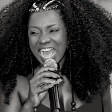 Sambista Adriana Araújo morre aos 49 anos