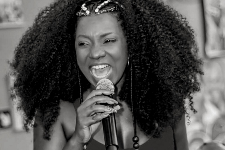 Sambista Adriana Araújo morre aos 49 anos