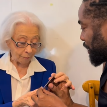 Lázaro Ramos entrega “Nossa Senhora das Torres” a Fernanda Montenegro e reação viraliza; veja vídeo