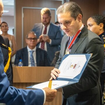 Presidente da Câmara, Hugo Motta recebe medalha em Salvador por atuação em defesa dos tribunais de contas