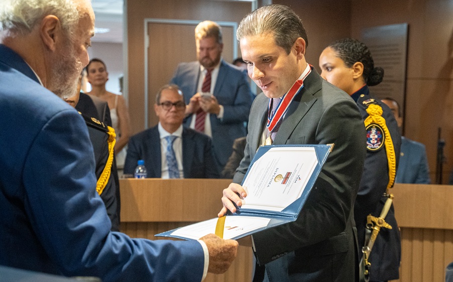 Presidente da Câmara, Hugo Motta recebe medalha em Salvador por atuação em defesa dos tribunais de contas