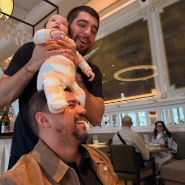 Xand Avião brinca com filha de Nattan em Portugal: ‘Com um papai desses, ela que vai cuidar dele’