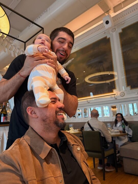 Xand Avião brinca com filha de Nattan em Portugal: ‘Com um papai desses, ela que vai cuidar dele’