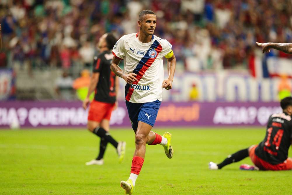 Bahia vence o Bragantino por 2 a 0 e cola no topo do Brasileirão