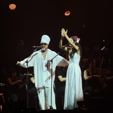Carlinhos Brown canta com Marisa Monte e orquestra em Salvador