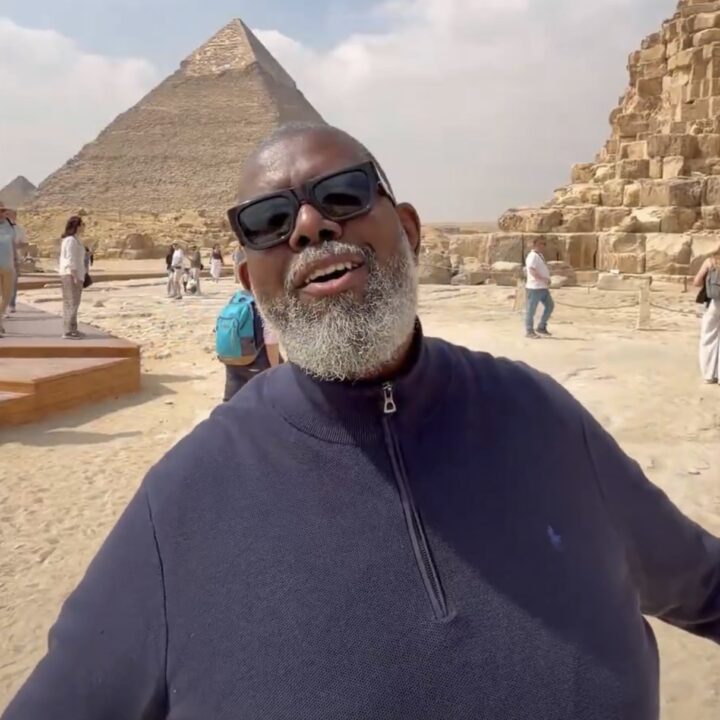 Aos pés das pirâmides, Péricles canta clássico baiano ‘Faraó’