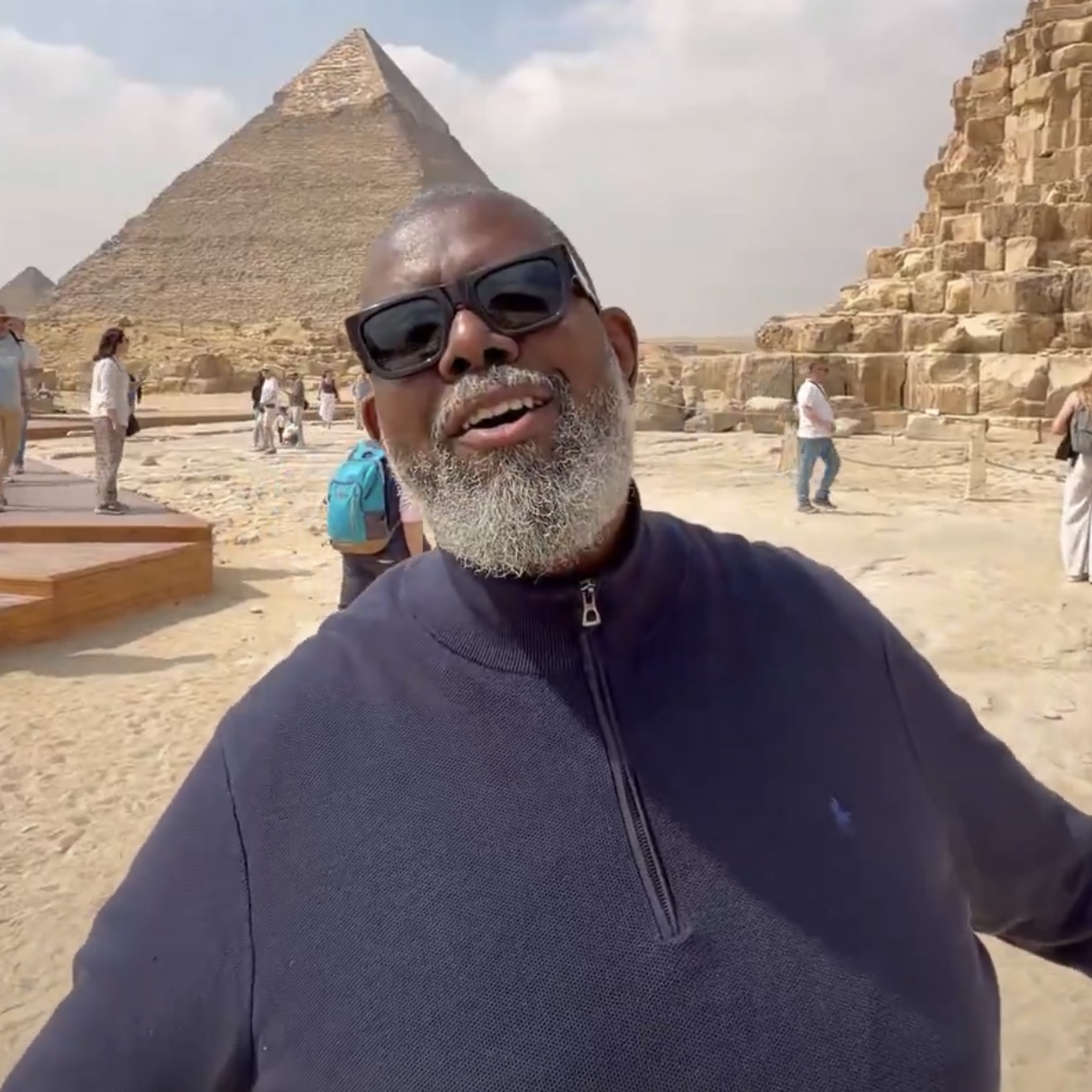 Péricles canta “Faraó”, clássico do Olodum, diante das pirâmides do Egito