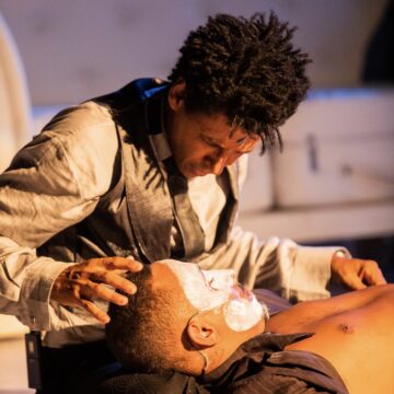 Sob direção de Lázaro Ramos, espetáculo ‘Namíbia, Não!’ comemora 15 anos com apresentações em Salvador