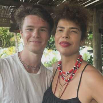 Edvin Ryding, da série ‘Young Royals’, curte viagem na Bahia e posa com Vanessa da Mata