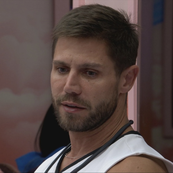 Jonas ironiza acusações no BBB 26 e nega ‘talaricagem’ entre sisters: ‘Não sou e nem fui de ninguém’
