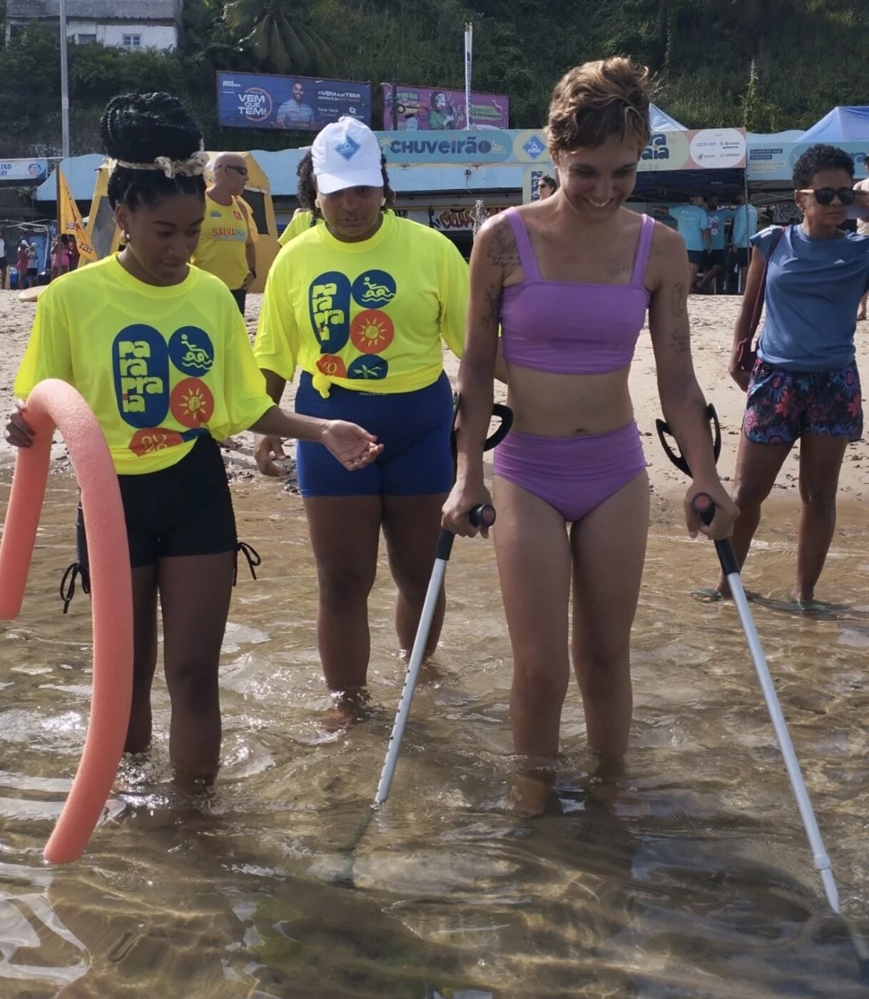 Projeto leva pessoas com deficiência para banho de mar assistido em Salvador