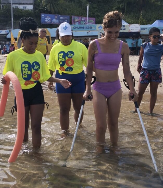 Projeto leva pessoas com deficiência para banho de mar assistido em Salvador
