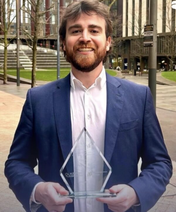 Brasileiro de 28 anos vence prêmio internacional com pesquisa inovadora sobre Alzheimer