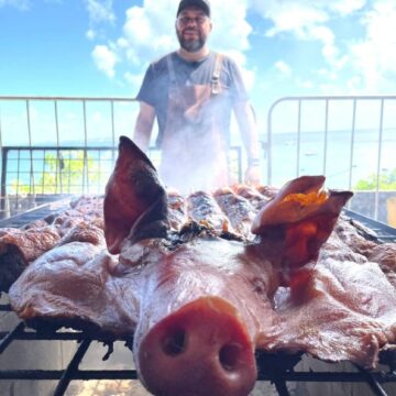 Pereira na Brasa: restaurante na Barra recebe chef para almoço especial com leitão assado inteiro