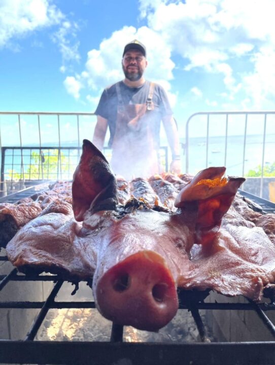 Pereira na Brasa: restaurante na Barra recebe chef para almoço especial com leitão assado inteiro