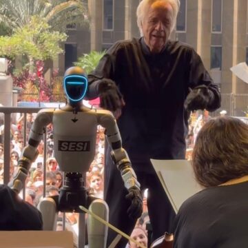 Robô rege orquestra na Avenida Paulista ao lado de maestro João Carlos Martins; veja vídeo