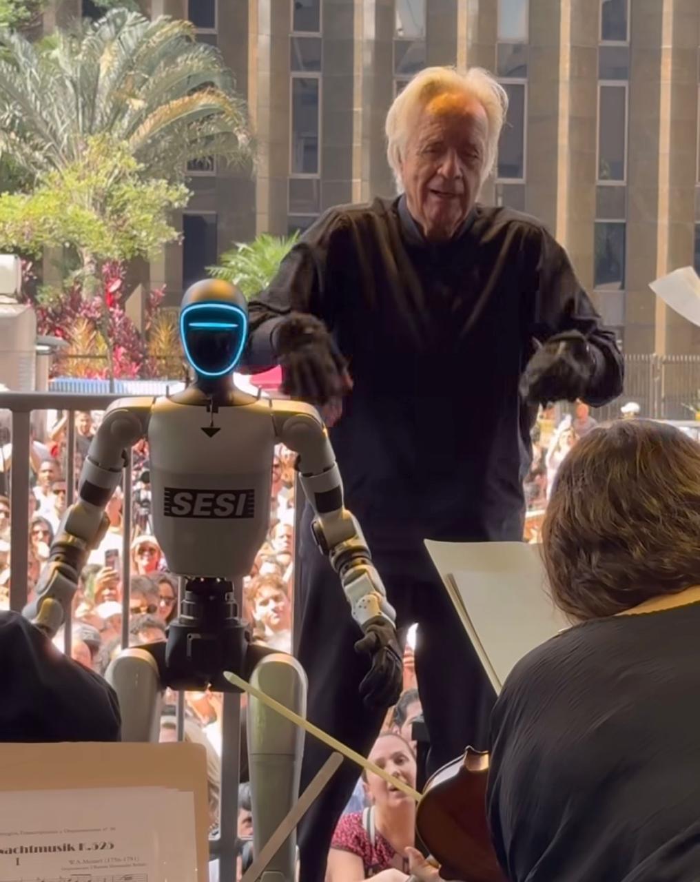 Robô rege orquestra na Avenida Paulista ao lado de maestro João Carlos Martins; veja vídeo