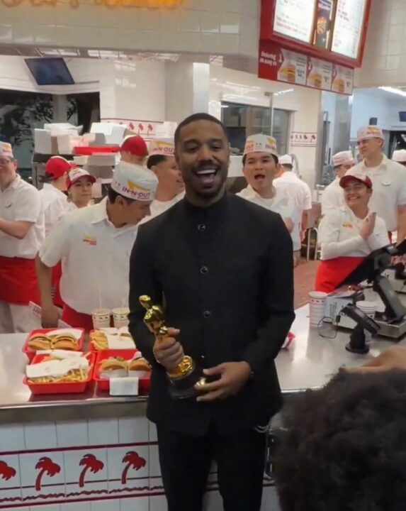 Michael B. Jordan comemora Oscar 2026 em rede de fast food e vídeo viraliza