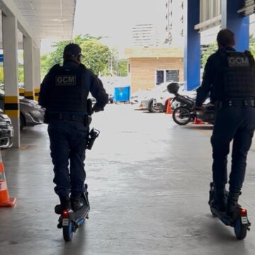 Agentes da Salvamar e GCM testam uso de patinetes elétricos em Salvador para reforçar segurança