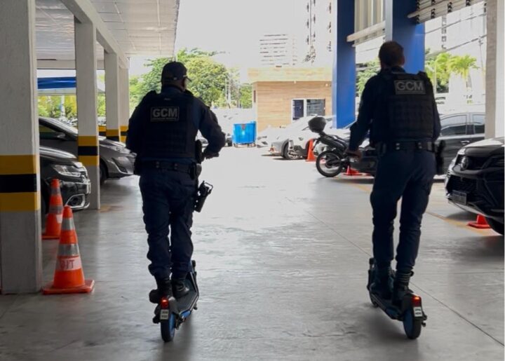 Agentes da Salvamar e Guarda Municipal participam de treinamento para uso de patinetes elétricos