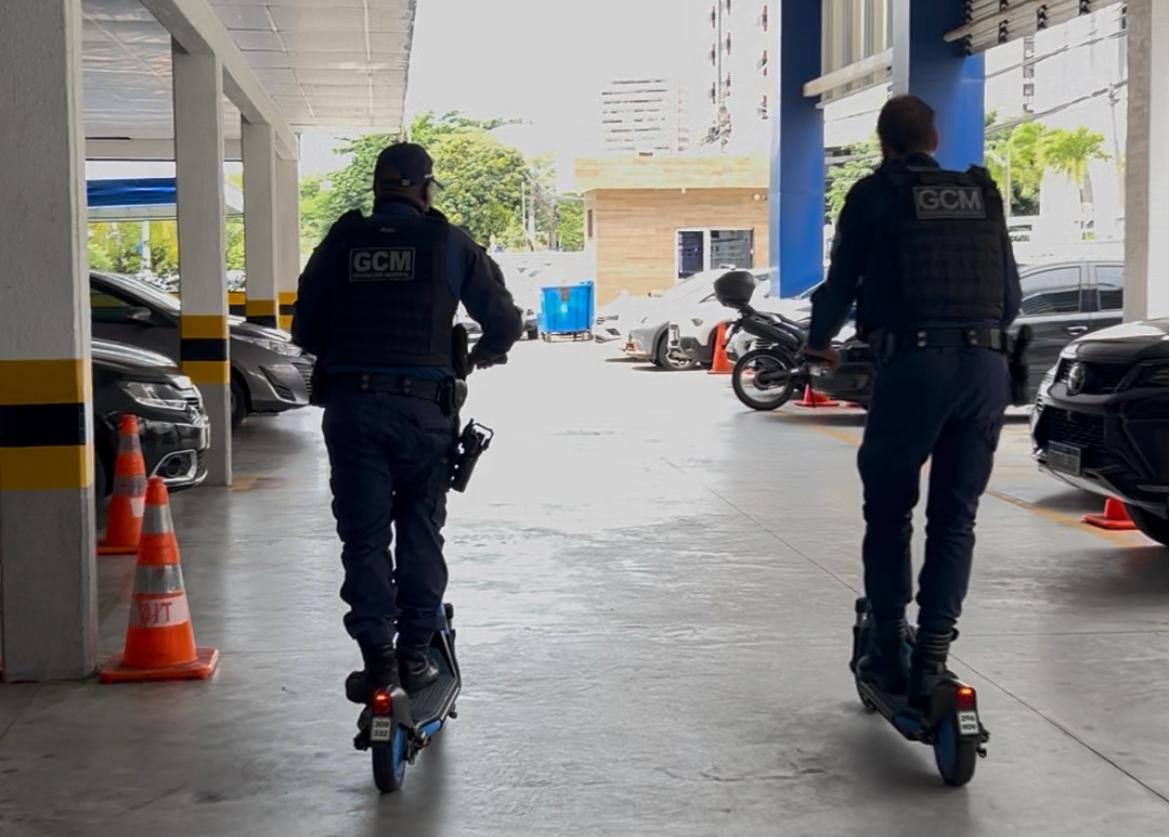 Agentes da Salvamar e Guarda Municipal participam de treinamento para uso de patinetes elétricos