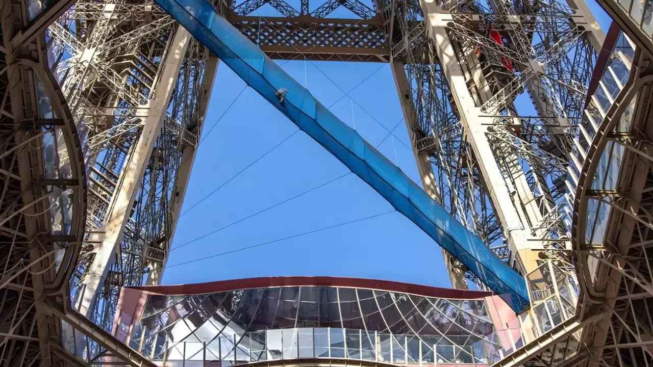 Torre Eiffel reabre passarela suspensa mais alta da França