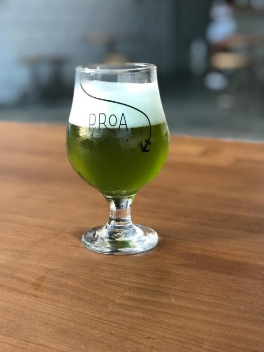 Chope verde e música ao vivo: cervejaria baiana celebra St. Patrick’s Day