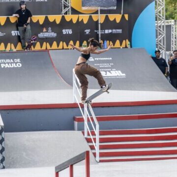 Vídeo: Rayssa Leal cai em manobra, deixa pista chorando e fica fora do pódio no Mundial de Skate