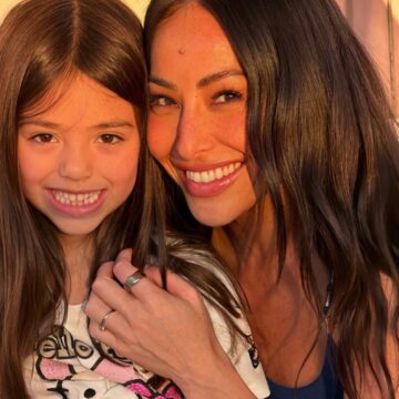 Filha de Sabrina Sato e Duda Nagle, Zoe diverte ao usar salto alto e maquiagem da mãe; veja