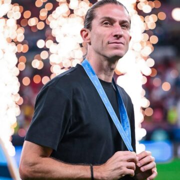 Filipe Luís recebe onda de apoio após deixar o comando do Flamengo