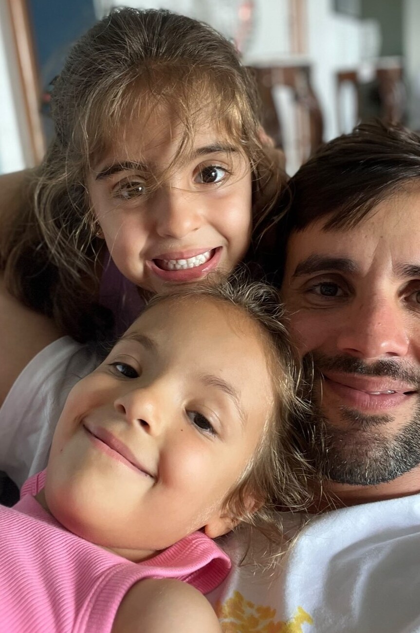 Daniel Cady fala sobre paternidade e criação das filhas: “Ser pai de meninas me trouxe mais consciência”
