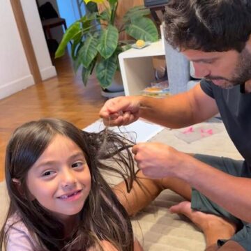 Duda Nagle usa truque inusitado para desgrudar o chiclete do cabelo da filha Zoe