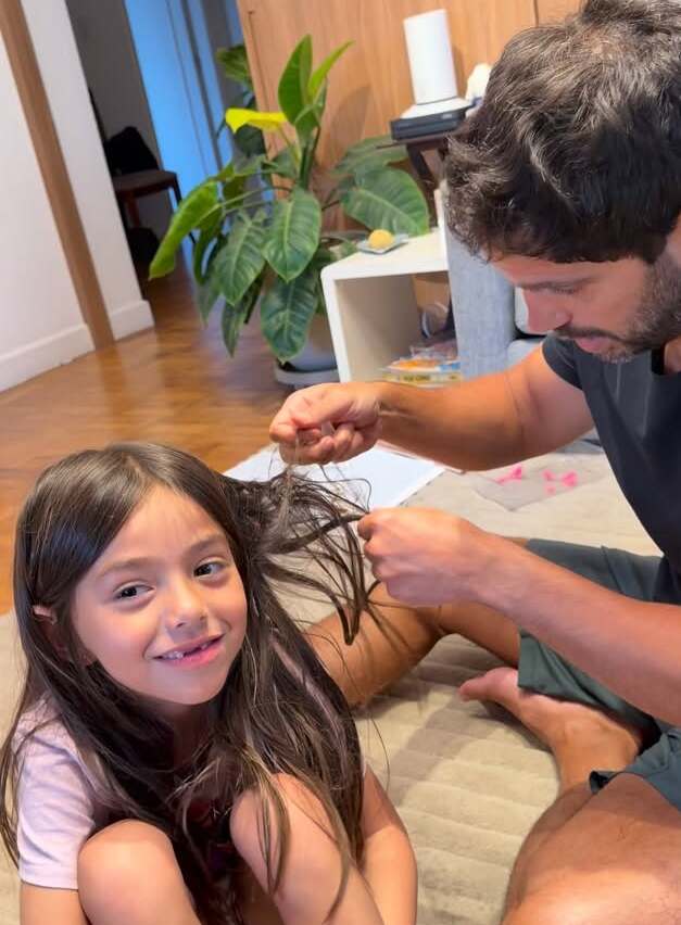 Duda Nagle usa famoso truque para desgrudar chiclete do cabelo da filha Zoe