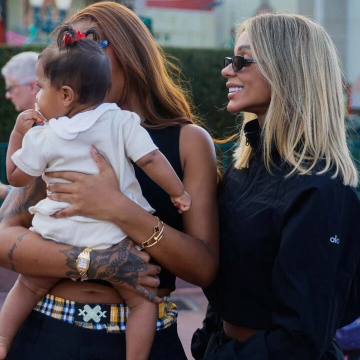 Brunna Gonçalves brinca sobre energia da filha Zuri após passear em famoso parque dos EUA: “Ligada no 220”