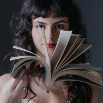 Filha de Luciano Camargo lança primeiro livro aos 16 anos; conheça Menifesi