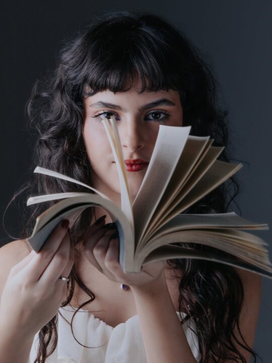 Filha de Luciano Camargo lança primeiro livro aos 16 anos; conheça Menifesi