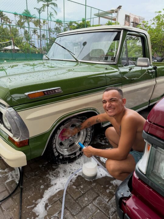 João Gomes impressiona ao exibir carro de luxo avaliado em R$ 250 mil