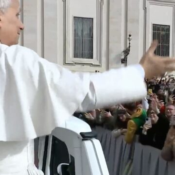 Papa Leão XIV ganha camisa do Flamengo durante audiência no Vaticano e manda recado aos brasileiros; veja