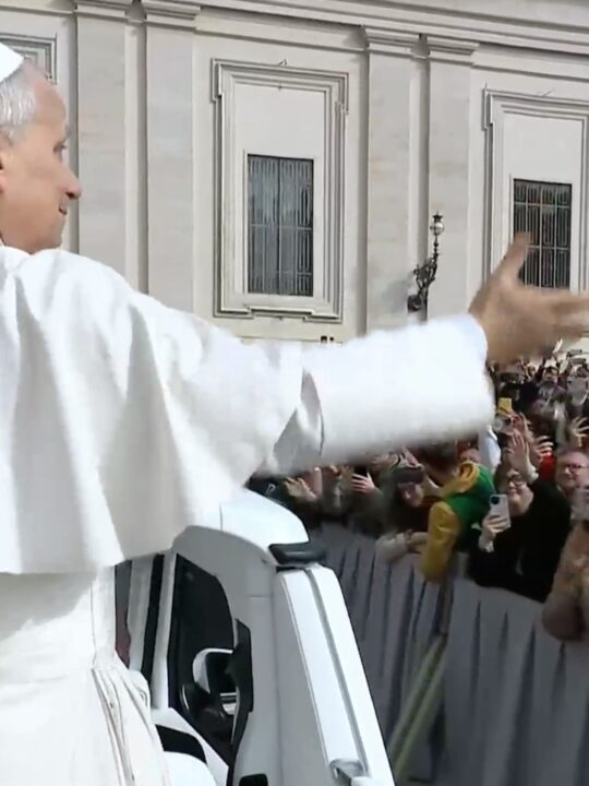Papa Leão XIV ganha camisa do Flamengo durante audiência no Vaticano e manda recado aos brasileiros; veja