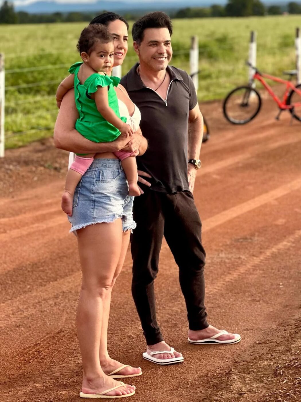 Graciele Lacerda abre álbum de férias na fazenda com a pequena Clara, sua filha com Zezé di Camargo; veja